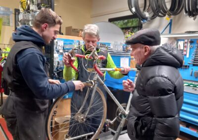 Riparazione biciclette di padre in figlio