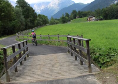 Ponte di legno sulla ciclabile
